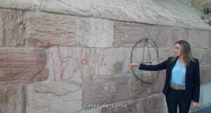 Las pintadas vandálicas sobre las paredes de la Colegiata de San Patricio cumplen un año sin que el gobierno del PSOE se haya dignado a eliminarlas