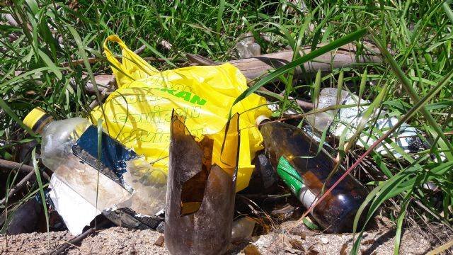 Los vecinos denuncian la proliferación de botellones en El Calvario, la parte alta del barrio de San José, el cauce del río Guadalentín y el mirador de San Juan 15