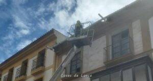 El Ayuntamiento de Lorca revisa cerca de medio centenar de fachadas de edificios del casco histórico para evitar la caída de cascotes y desprendimientos en fachadas