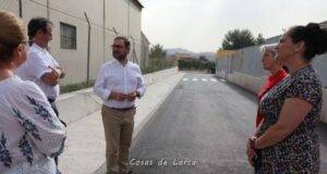 El alcalde de Lorca visita la nueva carretera de acceso al Colegio Público de El Consejero que evitará que los niños y niñas sigan atravesando una rambla para acudir a clase