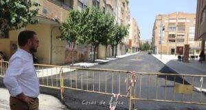 El alcalde de Lorca supervisa el avance de los trabajos municipales de renovación urbana de la Calle Molins de Rei