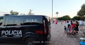 La Policía Local interpone varias sanciones por la práctica ilegal de transporte de personas y venta ambulante de alcohol y detiene a seis personas por varios delitos