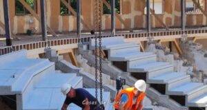 Instalan los tendidos de la plaza de toros de Sutullena