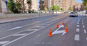 El Ayuntamiento de Lorca lleva a cabo labores de repintando de señalización horizontal y marcas viarias en diversas calles del municipio