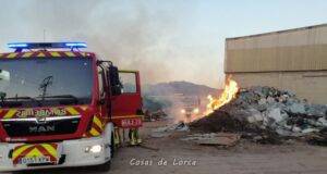 Bomberos apagan incendio de restos de pieles en una fábrica abandonada