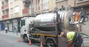 Aguas de Lorca intensifica la limpieza de imbornales y redes de pluviales ante la previsión de lluvias