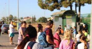 El Ayuntamiento de Lorca se hace eco de las quejas de los padres y madres del Colegio de La Campana y solicita la instalación inmediata de dos nuevas aulas modulares