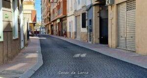 El Ayuntamiento de Lorca finaliza los trabajos de acondicionamiento con asfalto impreso de la calzada de la calle Carril de Caldereros
