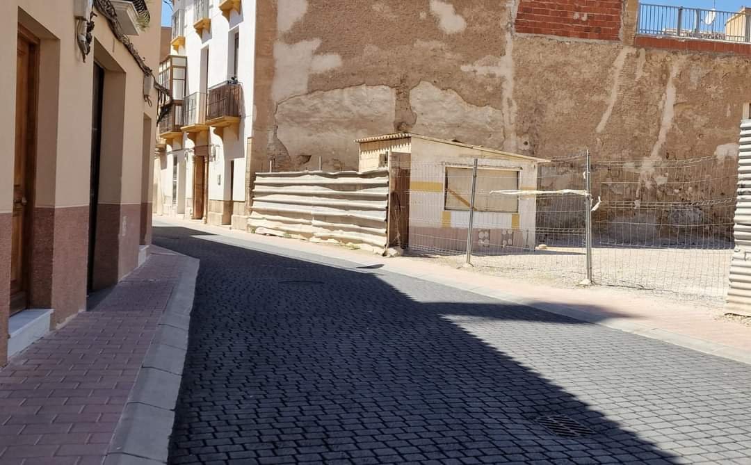El Ayuntamiento de Lorca finaliza los trabajos de acondicionamiento con asfalto impreso de la calzada de la calle Carril de Caldereros 11