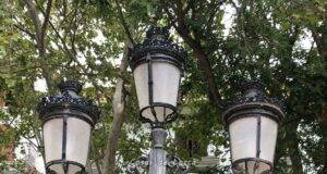 El Ayuntamiento de Lorca procede a la colocación de medio centenar de maceteros colgantes para seguir embelleciendo las calles y plazas del municipio