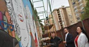 El alcalde de Lorca visita el inicio de la segunda fase del mural pictórico ‘Mujeres Esenciales: impulsoras de la Igualdad’ al que se incorporan 10 nuevos rostros