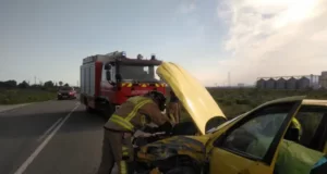 5 heridos en accidente de tráfico entre un vehículo y un autobús en la N-340 en La Hoya