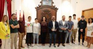 Miembros de la Corporación municipal reciben a los estudiantes del IES Príncipe de Asturias ganadores del Concurso de Conocimientos Financieros ‘Finanzas para todos’