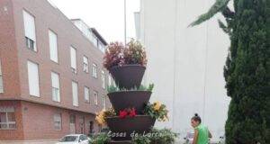 El Ayuntamiento de Lorca mejora la jardinería del parque de San José con la reposición de 250 plantas y la extensión de terrizo granate en todos los parterres