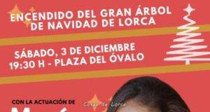 Lorca celebrará la llegada de la Navidad el próximo sábado, 3 de diciembre, con el encendido del gran árbol instalado en el Óvalo y la actuación de la cantante María Parrado
