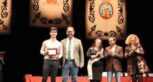 El alcalde de Lorca entrega los reconocimientos a la excelencia a los 115 estudiantes que obtuvieron matrícula de honor durante el curso 2020/2021 en los centros educativos del municipio