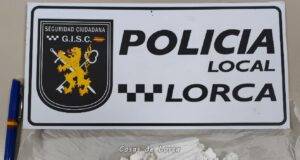 La Policía Local de Lorca detiene a tres personas por un presunto delito contra la salud pública incautándose de 102 gramos de cocaína