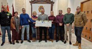 El Ayuntamiento entrega a la Asociación de Fibromialgia de Lorca, a través del #RetoYoSiPuedo, un cheque con los 6.210 euros recaudados en la IX Carrera San Silvestre
