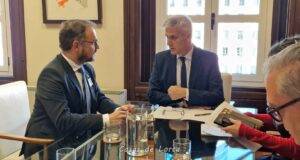 El alcalde se reúne, en Madrid, con el secretario general de Agenda Urbana y Vivienda, David Lucas, para abordar el impulso a una vivienda digna y las ayudas por el terremoto