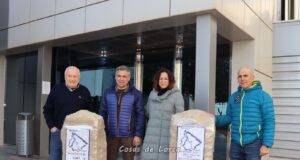 El Ayuntamiento entrega, a través de la concejalía de Desarrollo Local, dos monolitos a la Asociación Lorca Santiago para señalizar el final de cada una de las etapas del Camino