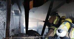 Bomberos extinguen el incendio de una casa en Lorca