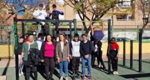 La Concejalía de Deportes instala una estación de calistenia y habilita una pista de petanca junto al IES Ramón Arcas para uso escolar y de los vecinos y vecinas de la zona