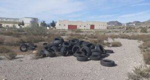 La Policía Local de Lorca investiga un vertido ilegal de neumáticos en la rambla del Polígono industrial de La Hoya