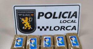 Policía Local de Lorca detiene a dos personas por tráfico de drogas en las inmediaciones de la carretera Almenara al interceptarlas con un kilo de hachís