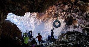 Retirados más de 400 neumáticos usados en una mina abandonada del paraje natural de la sierra de Enmedio en Almendricos