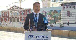Fulgencio Gil anuncia la recuperación del proyecto de mejora de la plaza de San Vicente, que incluye la inversión de 6 millones para construir un nuevo edificio en el solar de la antigua comisaría