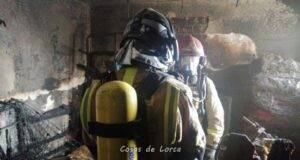 Bomberos extinguen un incendio en una vivienda en Lorca