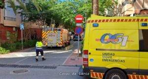 Servicios de emergencia rescatan y atienden a una mujer que había sufrido una caída en su domicilio de Lorca