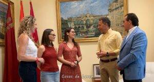 Fulgencio Gil recibe en el ayuntamiento a la primera directora de orquesta lorquina Irene Martínez Canga