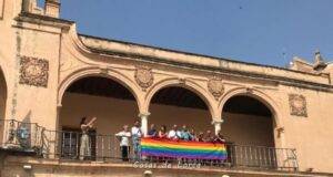 El ayuntamiento de Lorca se suma a la conmemoración del Dia Internacional del Orgullo LGTBIQ+ colocando la bandera en su fachada e iluminando la pasarela Miguel Navarro y la fuente del barrio de San Antonio