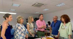 Alumnas del proyecto «Proempleo» inician el bordado en seda y oro de la bandera de España