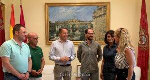 Fulgencio Gil recibe en el ayuntamiento al filólogo y escritor lorquino Andrés Porlán Torroglosa