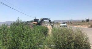 Avanzan las tareas de desbrozado de cunetas en la antigua carretera de Águilas