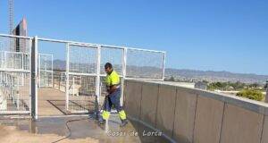La Concejalía de Deportes realiza una intervención de limpieza integral para la puesta a punto del estadio Francisco Artés Carrasco