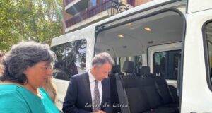 El alcalde destaca la labor fundamental de la Asociación »Alzheimer Lorca», que cuenta con un nuevo vehículo adaptado