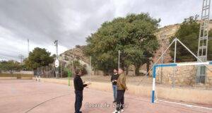 La pista polideportiva del barrio de Los Ángeles estrena porterías, canastas, valla y se redistribuye para aumentar las posibilidades de uso
