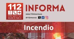 Bomberos acuden a la extinción de un incendio en la fachada de un edificio de 2 plantas en Lorca