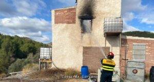 Servicios de emergencia apagan el incendio declarado en un cortijo de la pedanía de la Torrecilla, Lorca