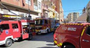 Bomberos CEIS trabajan en sofocar un incendio eléctrico en un edificio en el Bº. de San Cristóbal de Lorca