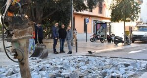 Comienza la reparación del pavimento dañado de la calzada en la puerta de la Casa de Guevara de Lorca