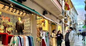 Los establecimientos del casco histórico sacan sus artículos a la calle con el objetivo de promocionar el comercio local