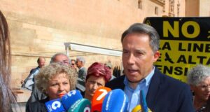 El alcalde de Lorca muestra su apoyo a los vecinos afectados por la línea de alta tensión Hinojar-Aguaderas