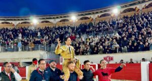 PACO UREÑA sale por la puerta grande del Coso de Sutullena tras bordar la encerrona con seis toros.