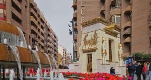 Los colores de la Semana Santa visten los jardines de Lorca