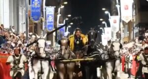 López Miras sorprende en Lorca al desfilar al galope por las calles de Lorca, en la cuadriga blanca del emperador Teodosio