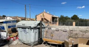 Vecinos de Campillo denuncian la suciedad acumulada en su pedanía